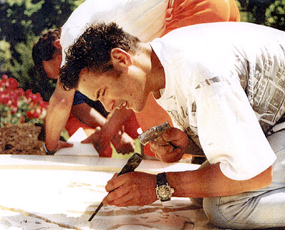 Gabriele Altobelli  durante la realizzazione del monumento a Giovanni Falcone