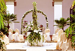 Allestimento altare e sedie per invitati a matrimonio, Agenzia Minervarte