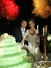 Francesca e Michele al taglio della torta con fuochi d'artificio